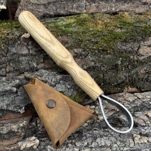 Cuchillo de trinchar largo Scorp forjado a mano. Hoja de acero al carbono 52100. Mango ergonómico de fresno. Herramienta de trinchar Kuksa con funda de cuero. Regalo para hombre.