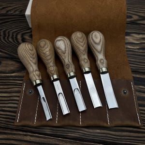 Handgeschmiedetes Schälchen 5-teiliges Set. Lederbearbeitungs-Werkzeuge. 52100 Klingen aus Kohlenstoffstahl. Griffe aus Esche. Geschenk für Lederliebhaber.