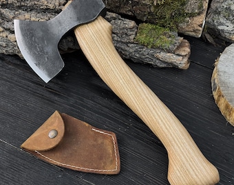 Ręcznie kuta siekiera do rzeźbienia w kształcie łyżki. Głowica ze stali węglowej. Topór do bushcraftu i rzeźbienia w drewnie ze skórzaną pochwą. Prezent dla cieśli i biwakowiczów.