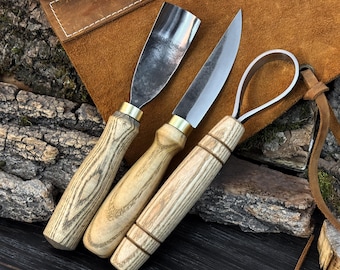 Gereedschapsset voor houtsnijwerk. Handgesmede bladen van koolstofstaal. Handgrepen van essenhout. Snijgereedschap voor lepel en kom met leren rol. Cadeau voor timmerman