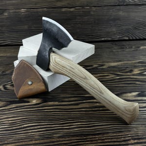 Handgesmede houtsnijbijl. Campingbijl. Koolstofstalen mes. Ergonomisch essenhouten handvat. Bushcraft-bijlen. Lepelsnijbijl. Cadeau voor mannen