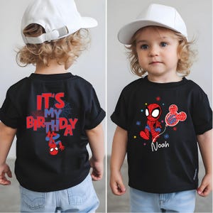 Peut inclure: Un t-shirt noir et une casquette de baseball blanche. Le dos présente le texte rouge IT'S MY BIRTHDAY avec un motif Spider-Man et des toiles. Le devant montre un personnage Spider-Man, un ballon rouge avec le chiffre 6 et le nom Noah en blanc.