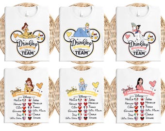 Puede incluir: Seis camisetas blancas con gráficos de personajes de Disney. Tres camisetas muestran una silueta de orejas de Mickey Mouse con el texto Drinking Around the World Disney Team. Tres camisetas enumeran países con iconos de Mickey con patrones de banderas y el texto Drinking Around the World Disney.