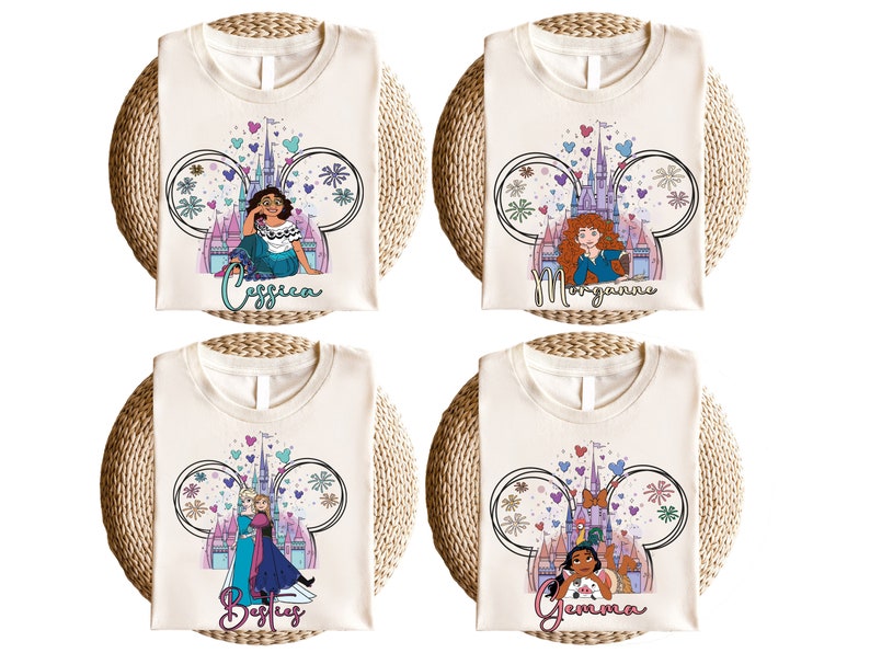 K&ouml;nnte beinhalten: Vier wei&szlig;e T-Shirts mit einem Mickey-Maus-Ohren-Design, das ein Disney-Schloss und eine Prinzessin zeigt. Jedes Shirt hat eine andere Prinzessin und einen Namen, der unter dem Design gedruckt ist. Die Namen sind: Cessia, Morganna, Bastiez und Gemma.