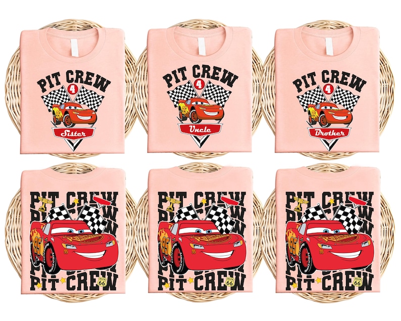Puede incluir: Seis camisetas rosas con un dise&ntilde;o tem&aacute;tico de Cars. Las camisetas presentan a Rayo McQueen, el n&uacute;mero 4 y el texto "Pit Crew". Las camisetas est&aacute;n etiquetadas con las palabras "Hermana", "T&iacute;o", "Hermano" y "Pit Crew" repetidas varias veces.