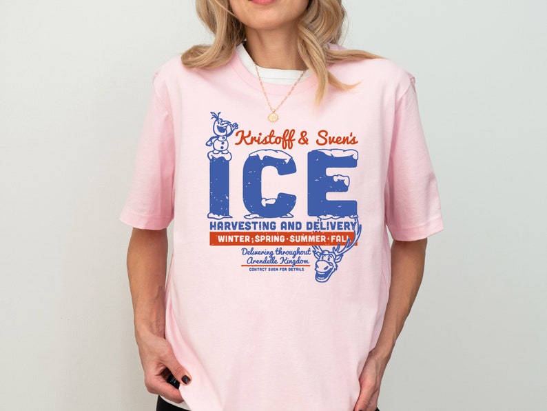 K&ouml;nnte beinhalten: Pinkes T-Shirt mit einer blauen und wei&szlig;en Grafik von Kristoff und Svens Eisernte und -lieferung. Die Grafik zeigt einen Schneemann und ein Rentier. Der Text lautet "Kristoff & Sven's ICE HARVESTING AND DELIVERY WINTER; SPRING SUMMER FALL Delivering throughout Arendelle Kingdom"