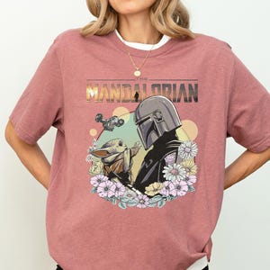 Disney Mandalorian Baby Yoda Floral Shirt, Star Wars Grogu Shirt, Dies ist der Weg Shirt, Galaxy's Edge Shirt, Disneyland Urlaub Shirt Bild 4