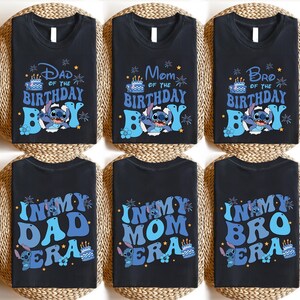 以下が含まれることがあります： 青と白の文字とグラフィックが施された黒いTシャツ6枚。Tシャツには、「Dad of the Birthday」、「Mom of the Birthday」、「Bro of the Birthday」、「In My Dad Era」、「In My Mom Era」、「In My Bro Era」の文字が書かれています。各Tシャツには、青いスティッチのキャラクターのグラフィックが描かれています。