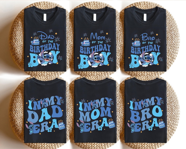 以下が含まれることがあります： 青と白の文字とグラフィックが施された黒いTシャツ6枚。Tシャツには、「Dad of the Birthday」、「Mom of the Birthday」、「Bro of the Birthday」、「In My Dad Era」、「In My Mom Era」、「In My Bro Era」の文字が書かれています。各Tシャツには、青いスティッチのキャラクターのグラフィックが描かれています。