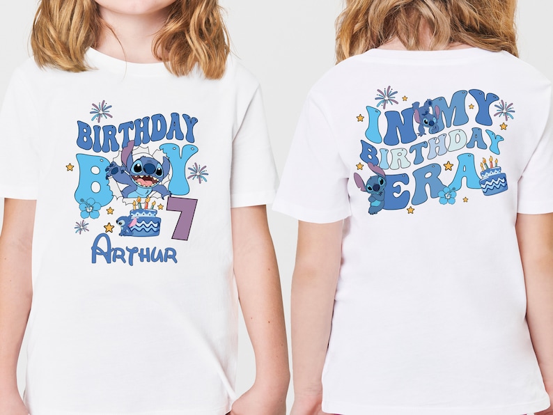 以下が含まれることがあります： 青と紫の文字と画像が描かれた白いTシャツ2枚。前のTシャツには「Birthday Boy」と青いスティッチのキャラクターと数字の7が書かれている。後ろのTシャツには「In My Birthday Era」と青いスティッチのキャラクターが書かれている。両方のTシャツには青と白のケーキの画像が描かれている。