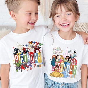 Może przedstawiać: Dwoje dzieci w białych koszulkach. Koszulka chłopca przedstawia superbohaterów i napis "BIRTHDAY BOY" w kolorowych literach. Koszulka dziewczynki przedstawia księżniczki Disneya z napisem "BIRTHAY GIRL".