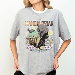 Disney Mandalorian Baby Yoda Floral Shirt, Star Wars Grogu Shirt, Dies ist der Weg Shirt, Galaxy's Edge Shirt, Disneyland Urlaub Shirt Bild 3