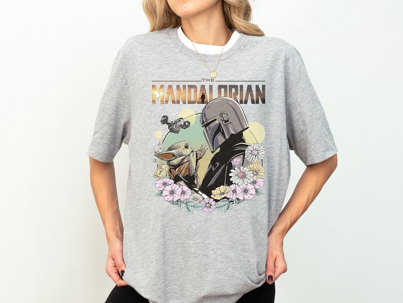 Disney Mandalorian Baby Yoda Floral Shirt, Star Wars Grogu Shirt, Dies ist der Weg Shirt, Galaxy's Edge Shirt, Disneyland Urlaub Shirt Bild 3