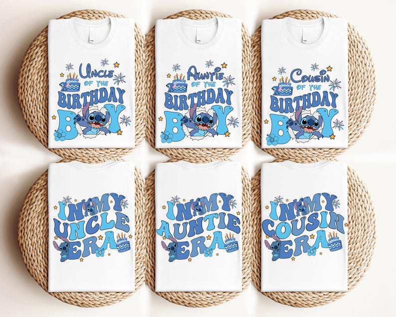 以下が含まれることがあります： 青い文字と黄色の文字、そして漫画のキャラクターが描かれた白いTシャツが6枚。シャツには「Uncle of the Birthday Boy」「Auntie of the Birthday Boy」「Cousin of the Birthday Boy」「In My Uncle Era」「In My Auntie Era」「In My Cousin Era」と書かれている。