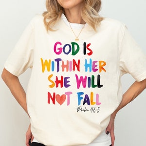 Deus está dentro dela. Ela não falhará. Camiseta com Salmo 46:5, camiseta com versículos bíblicos, camiseta religiosa, camiseta com Jesus, camiseta baseada na fé, camiseta cristã.