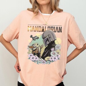 Disney Mandalorian Baby Yoda Floral Shirt, Star Wars Grogu Shirt, Dies ist der Weg Shirt, Galaxy's Edge Shirt, Disneyland Urlaub Shirt Bild 5