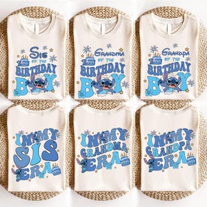 以下が含まれることがあります： 青と白の文字とグラフィックが施された白いTシャツ6枚。シャツには、「Sis of the Birthday」、「Grandma of the Birthday」、「Grandpa of the Birthday」、「In My Sis Era」、「In My Grandma Era」、「In My Grandpa Era」の文字が書かれています。各シャツには、青いスティッチのキャラクターのグラフィックが描かれています。