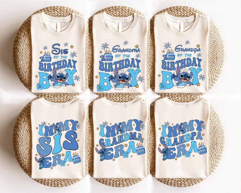 以下が含まれることがあります： 青と白の文字とグラフィックが施された白いTシャツ6枚。シャツには、「Sis of the Birthday」、「Grandma of the Birthday」、「Grandpa of the Birthday」、「In My Sis Era」、「In My Grandma Era」、「In My Grandpa Era」の文字が書かれています。各シャツには、青いスティッチのキャラクターのグラフィックが描かれています。