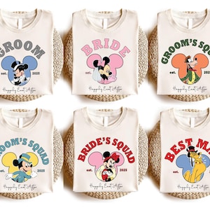 Può includere: Sei magliette color crema con grafiche di personaggi Disney. Ogni maglietta presenta un design diverso, tra cui "Groom", "Bride", "Groom's Squad", "Bride's Squad" e "Best Man", con illustrazioni di personaggi e il testo "Happily East After."