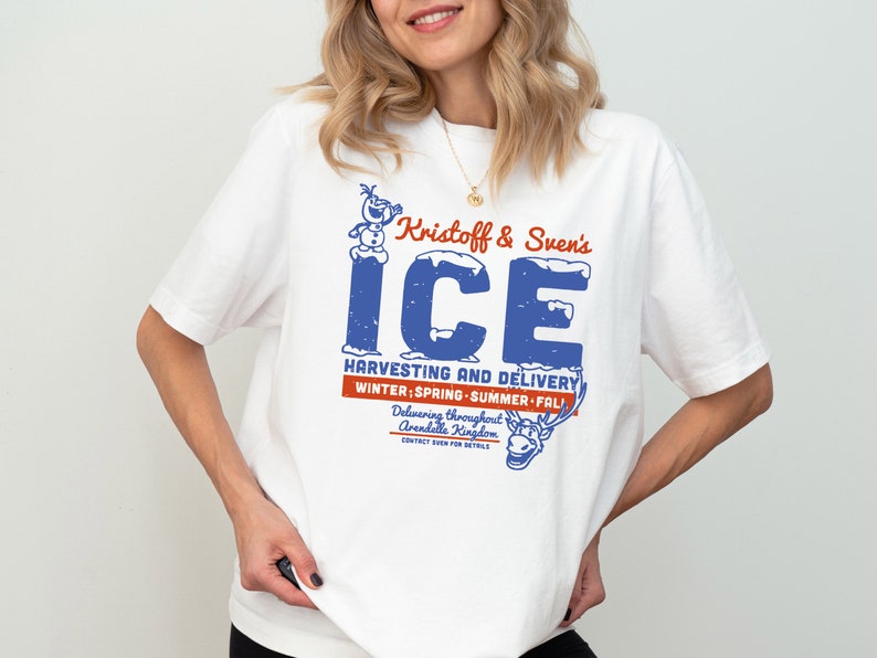 K&ouml;nnte beinhalten: Wei&szlig;es T-Shirt mit einem blauen und roten Grafikdruck mit dem Text "Kristoff & Sven's ICE HARVESTING AND DELIVERY WINTER SPRING-SUMMER-FALL Delivering throughout Arendelle Kingdom CONTACT SVEN FOR DETAILS" und Illustrationen von Olaf und Sven.