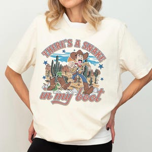 Lustiges Woody Shirt, Es ist eine Schlange in meinem Stiefel Shirt, Toy Story Woody Western Shirt, Disney Woody Familienreise T-Shirt, Retro Toy Story Tees