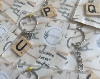 Llaveros de madera con fichas de Scrabble