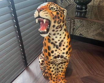 Precioso jaguar agresivo de 62 cm fabricado en cerámica, un siempre vigente con sabor vintage que se adapta a todo tipo de mobiliario.