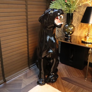 Precioso jaguar negro agresivo de 86 cm fabricado en cerámica, un siempre vigente con sabor vintage que se adapta a todo tipo de mobiliario.