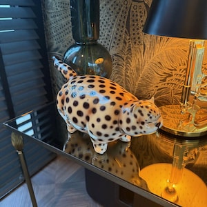 Precioso gato gordo divertido de 17 cm fabricado en cerámica, con un sabor vintage que se adapta a todo tipo de muebles.