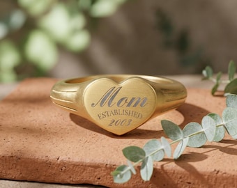 Anillo de sello para mamá con corazón grabado / Oro de 18 quilates, acero inoxidable, joyería personalizada para el Día de la Madre.
