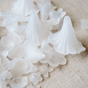 100 Assorted White Frosted Flower Beads, 9mm to 35mm Size, For DIY Jewelry Craft Decor Projects, Lightweight Acrylic, Matte Dyable Finish