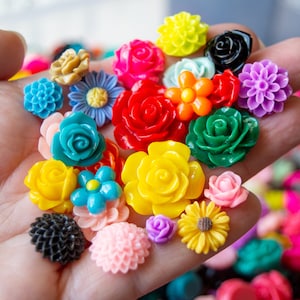Random Flower Cabochons in Colorful Resin, Huge Variety in Every Package, Roses, Daisies, Mums, and More Mixed From 7.5mm to 28mm Assortment