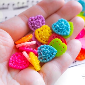 16.5 mm Heart Cabochon With Flower Detail, Flatback Glue On Decoden Embellishment for Crafting and Jewelrymaking Mother&#39;s Day Love Wreath