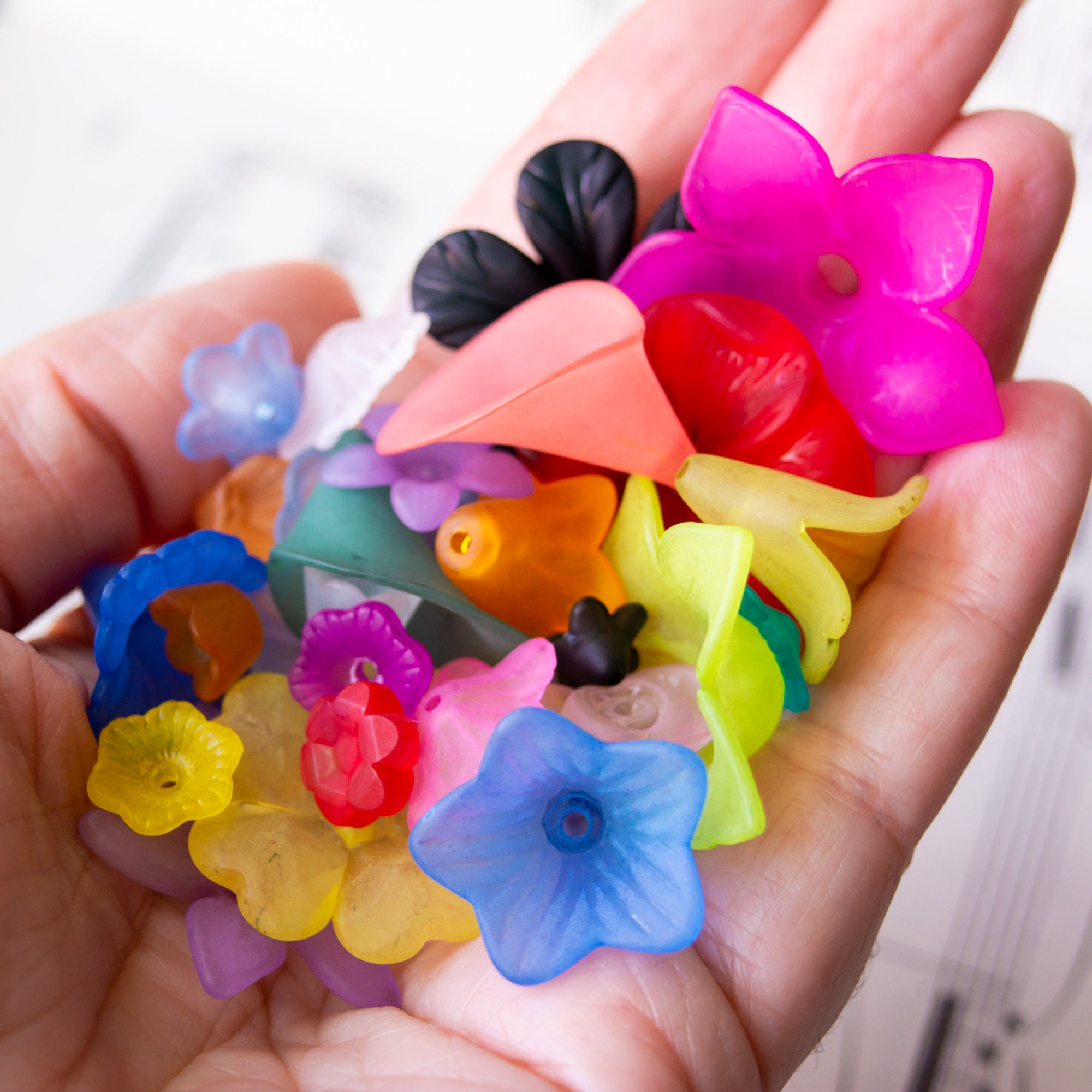 Transparent Acrylic Flower Beads in Assorted Styles and Colors, Clear  Colorful Vintage Themed Floral Mixed Lot, 6mm to 27mm Size Assortment 