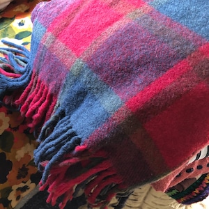Manta de lana vintage Pendleton con flecos a cuadros rojos y azules, colcha de tamaño doble estilo cabaña de campamento