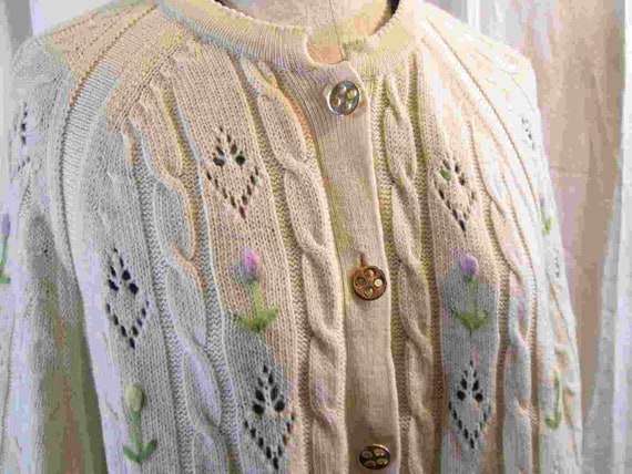 Vintage 60s Cape White wool knit Pastel flowers e… - image 5