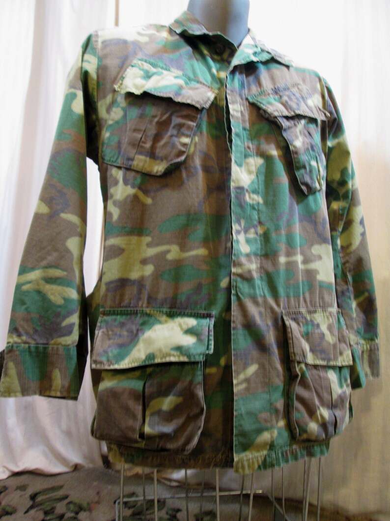 Vintage 70s era Marines camouflage shirt USMC Rip stop Cotton tropical Parka Green Cargo pockets military coat S M
