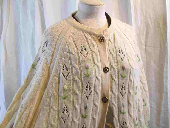 Vintage 60s Cape White wool knit Pastel flowers e… - image 2