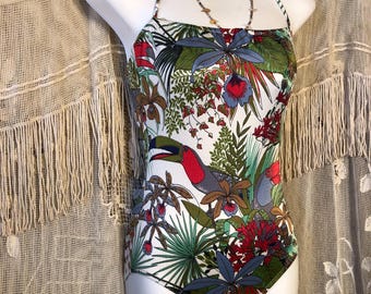 Traje de baño de una pieza con estampado floral de loros, estilo vintage de los años 70, con tirantes tipo halter, marca Bobbie Brooks, fabricado en Estados Unidos, tallas S y M.