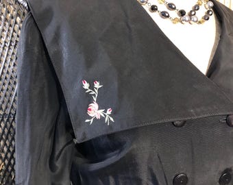 Romantische vintage blouse jaren 80 Zwart satijnen bijgesneden kraag met borduursel M