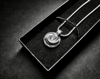 Collar artesanal de plata de ley / Colgante escultórico orgánico / Joyería minimalista de plata reciclada, regalo para ella
