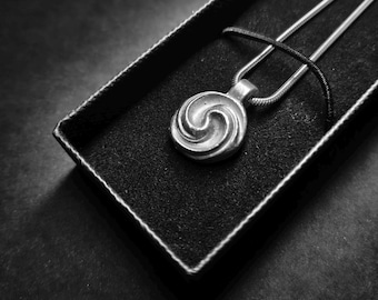 Collar artesanal de plata de ley / Colgante escultórico orgánico / Joyería minimalista de plata reciclada, regalo para ella