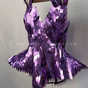 Body futuristico viola metallizzato: abito da sera con corsetto scintillante