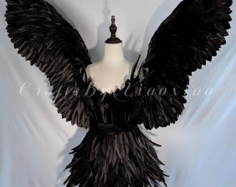 Alas de ángel con plumas negras: disfraz gótico para Halloween