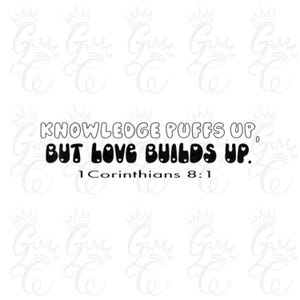 Peut inclure: Graphisme noir et blanc avec le texte "KNOWLEDGE PUFFS UP, BUT LOVE BUILDS UP. 1 Corinthians 8:1". Le motif présente un motif répété de couronnes et les lettres "G" et "C".