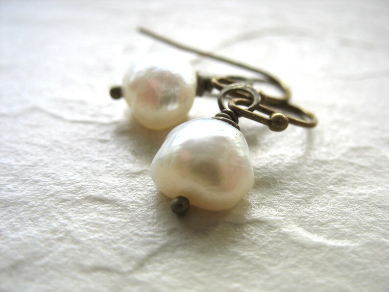 White Freshwater Pearl Earrings Antiqued Brass Jewelry Handmade in USA Bild 1