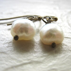 White Freshwater Pearl Earrings Antiqued Brass Jewelry Handmade in USA Bild 6