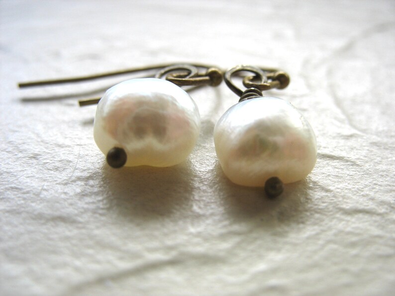 White Freshwater Pearl Earrings Antiqued Brass Jewelry Handmade in USA Bild 6