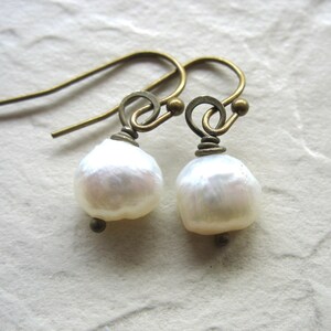 White Freshwater Pearl Earrings Antiqued Brass Jewelry Handmade in USA Bild 4