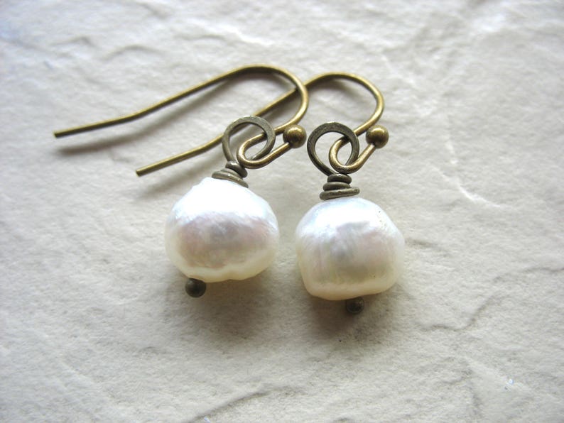 White Freshwater Pearl Earrings Antiqued Brass Jewelry Handmade in USA Bild 4